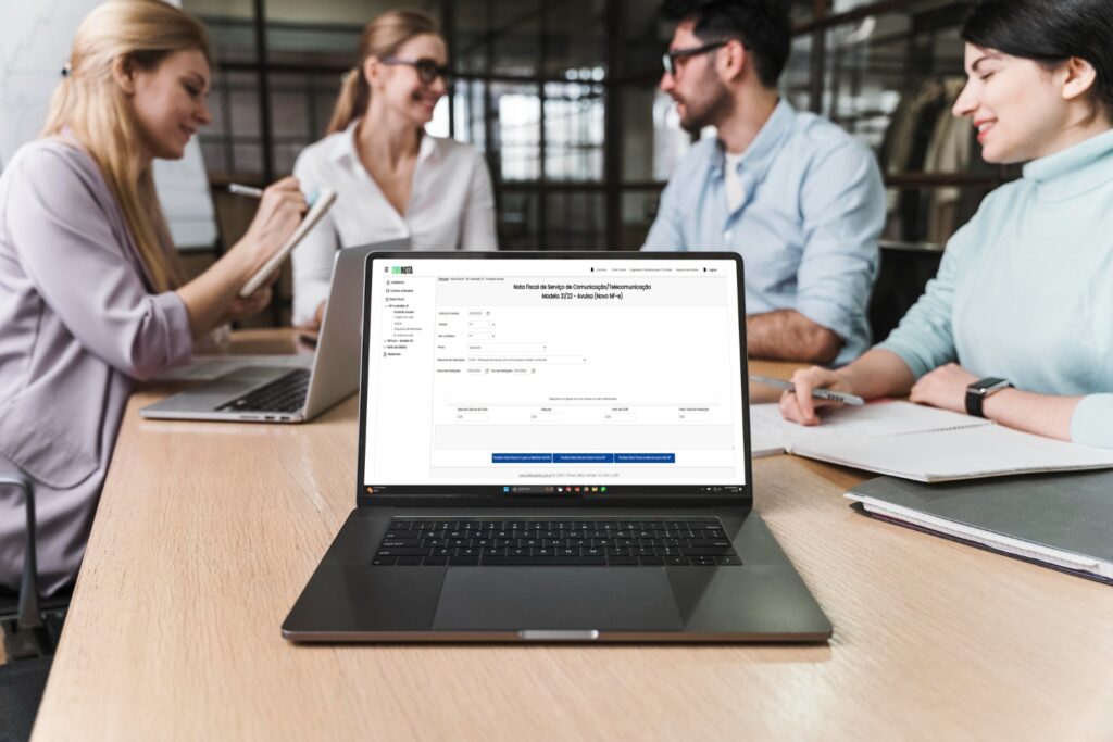 Equipe da DiginotaNFe trabalhando na emissão de notas fiscais eletrônicas